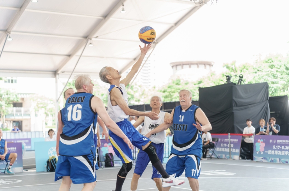 在激烈的3對3籃球決賽中，神駒隊對上體格壯碩的愛沙尼亞隊伍。