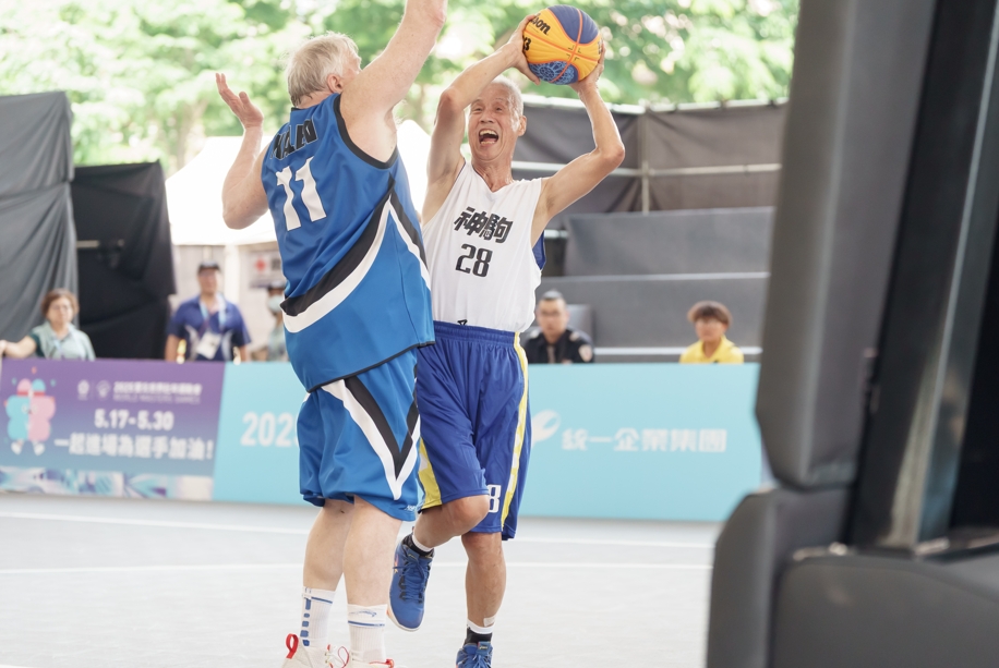 每位球員都拚了命想奪得分數。