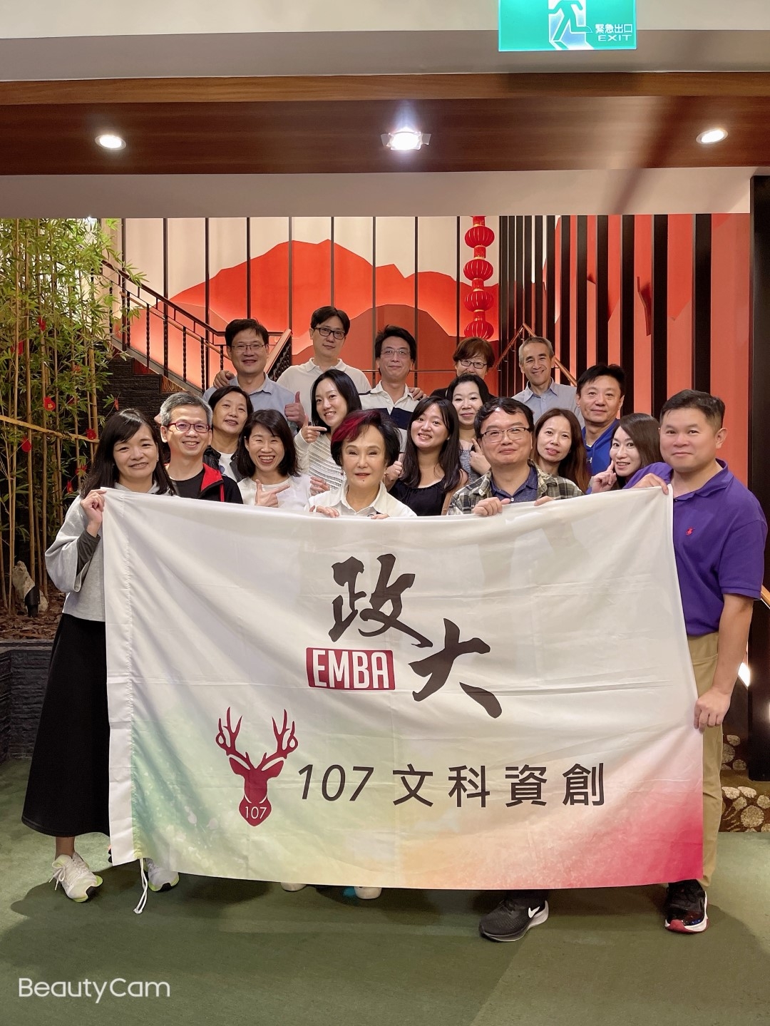 在政大EMBA重拾學生生活，胡錦過得相當開心！她認為這段歷程不僅是知識的滋養，更是面對人生風浪的重要力量。