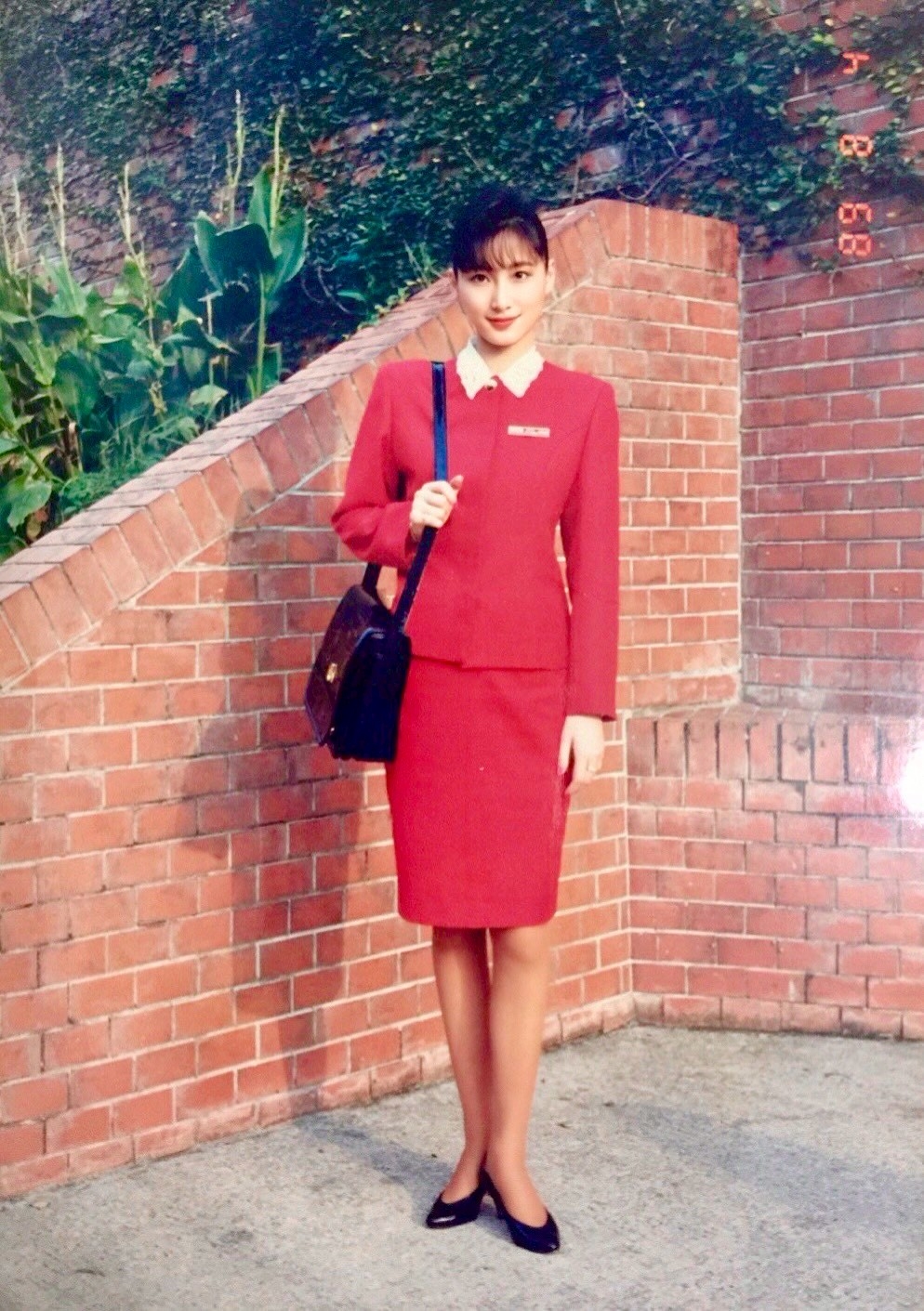 大學畢業後，鄭淑筠曾於華航擔任空服員12年，與顧客第一線接觸的經驗，有助於她日後的工作。