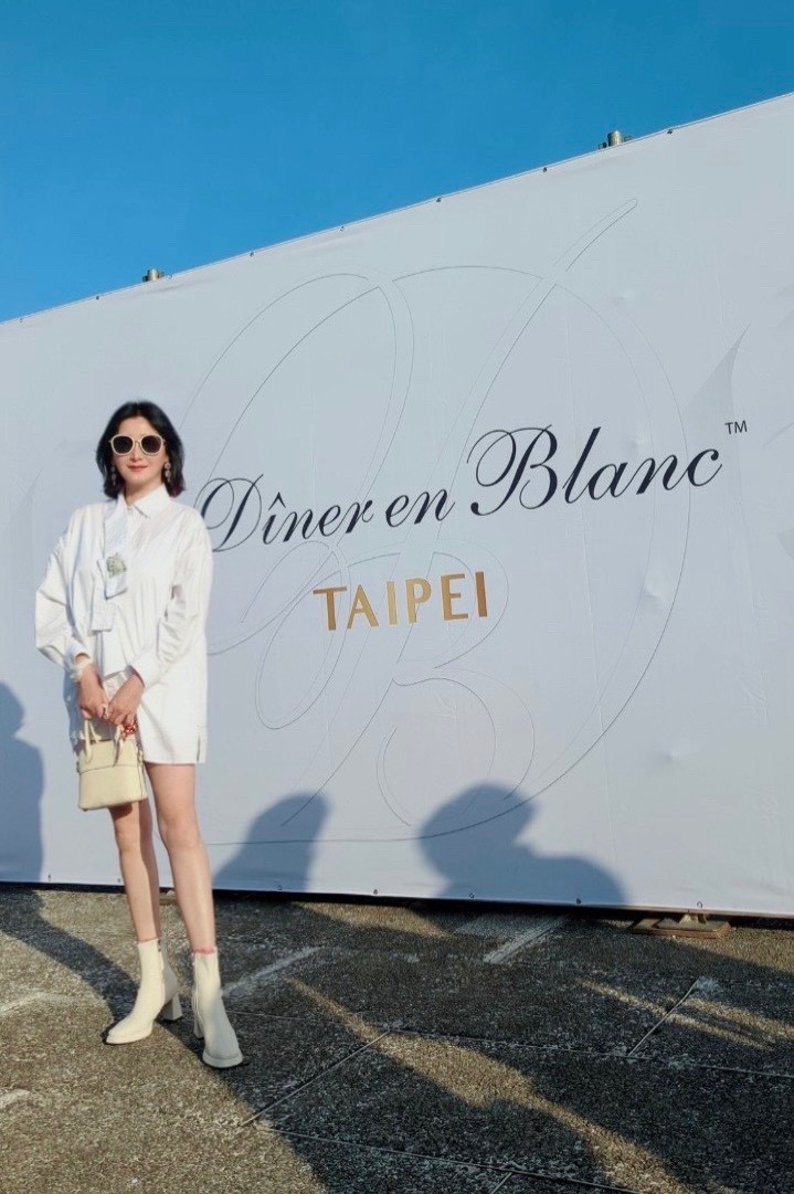 鄭淑筠參與白色國際野餐日，從照片中可見她身材維持得宜。