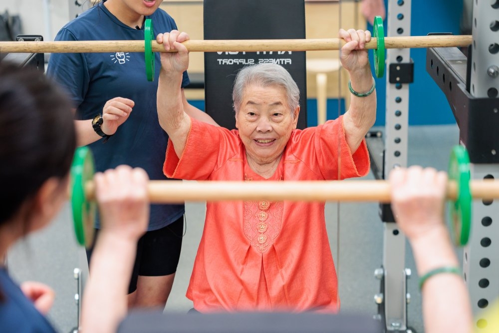 為了對抗帕金森氏症，家人帶鄭陳金梅到健身房運動。