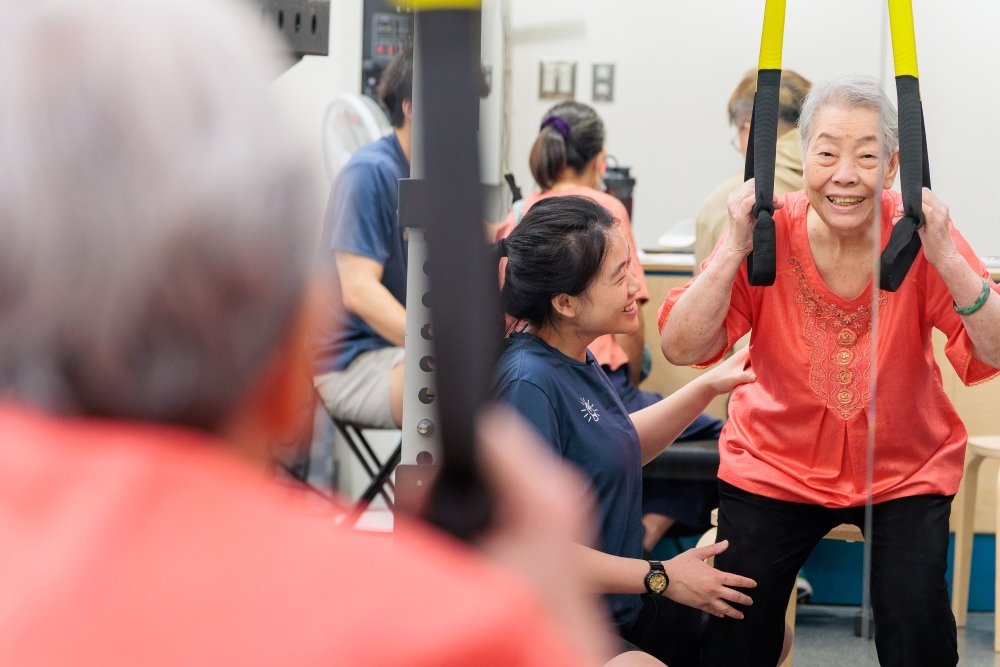 曾經鬱卒到認為自己一輩子只能足不出戶的鄭陳金梅，規律運動後重拾肌力與笑容。