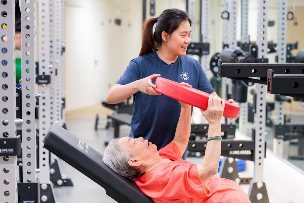 經過教練耐心指導，鄭陳金梅的手已經可以舉高，可以自行穿衣、洗澡。