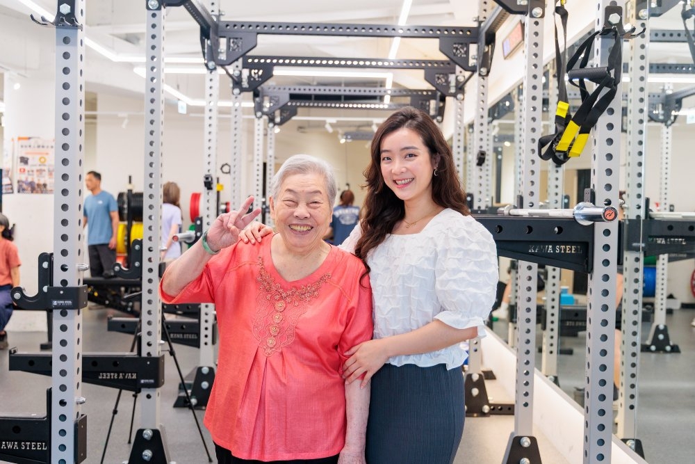鄭陳金梅運動時，孫女陳姵君（右）在旁陪伴，讓她心情愉快。