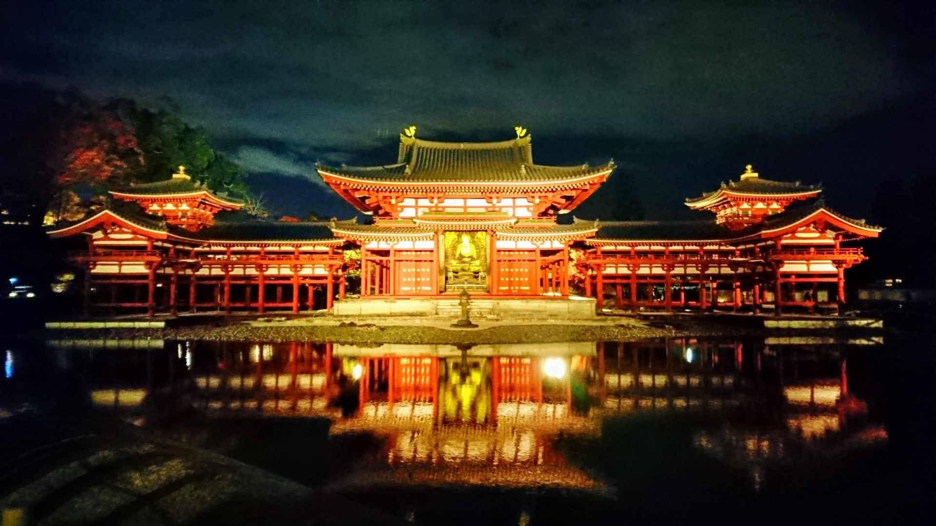 京都寺廟神社眾多，並完整保存了許多唐宋時代的建築風格，圖為宇治平等院在紅葉季節特別開放夜間參觀。 