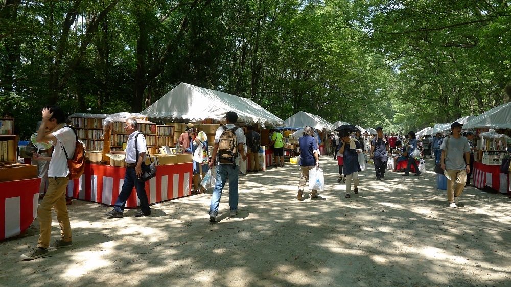京都有許多不同主題的市集可逛，從二手書、古玩到手作品、雜貨都有，很適合喜歡挖寶的旅人。圖為下鴨神社每年8月舉辦的古本祭。 