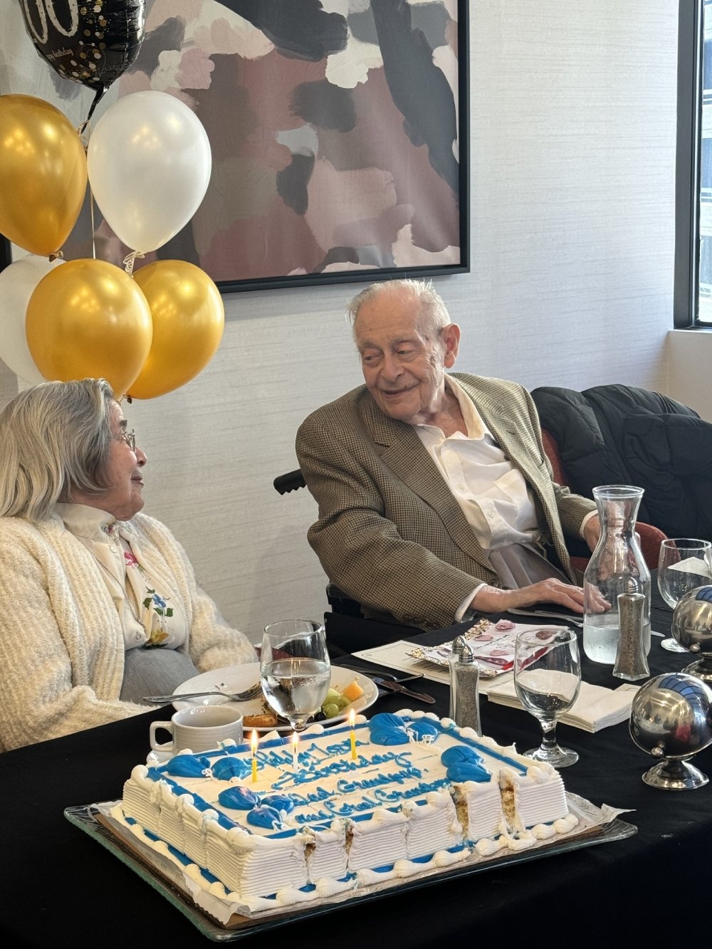 兩人在安養院認識進而交往，互動十分甜蜜。 （圖片來源：Sarah Sicherman FB）