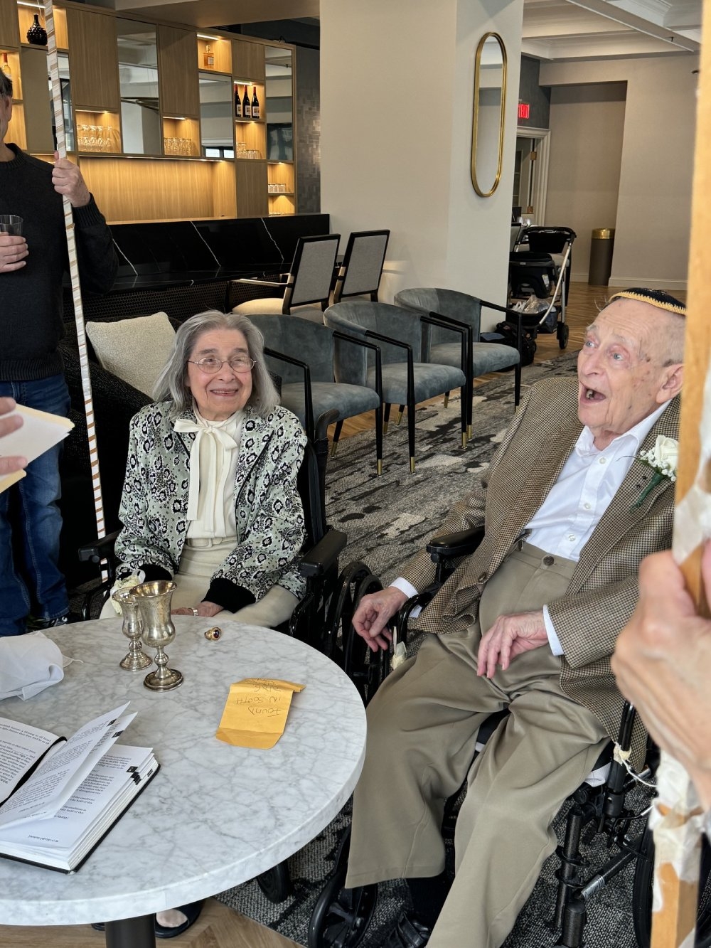 這對以百歲之齡結婚的新人，在婚禮上也露出開心的笑容。  （圖片來源：Sarah Sicherman FB）