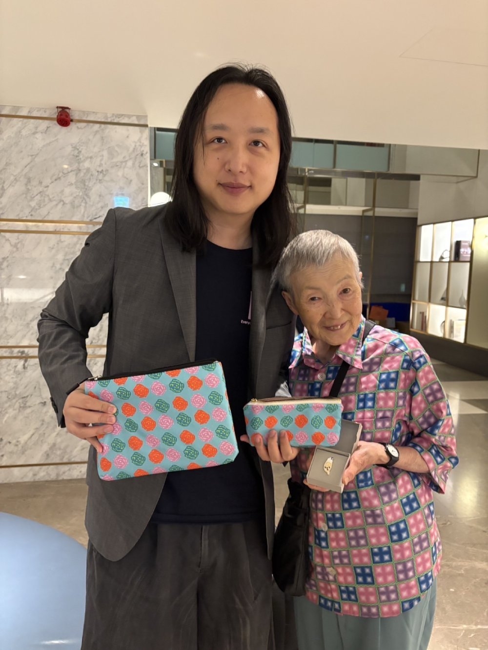 若宮正子與唐鳳合影，她還貼心準備自己設計的禮物致贈。（若宮正子提供）