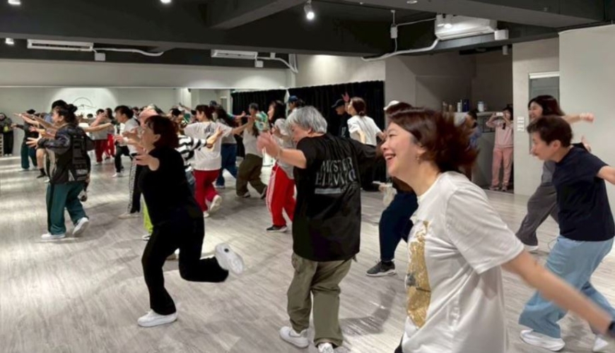 排練大老鷹舞步瞬間側拍畫面。