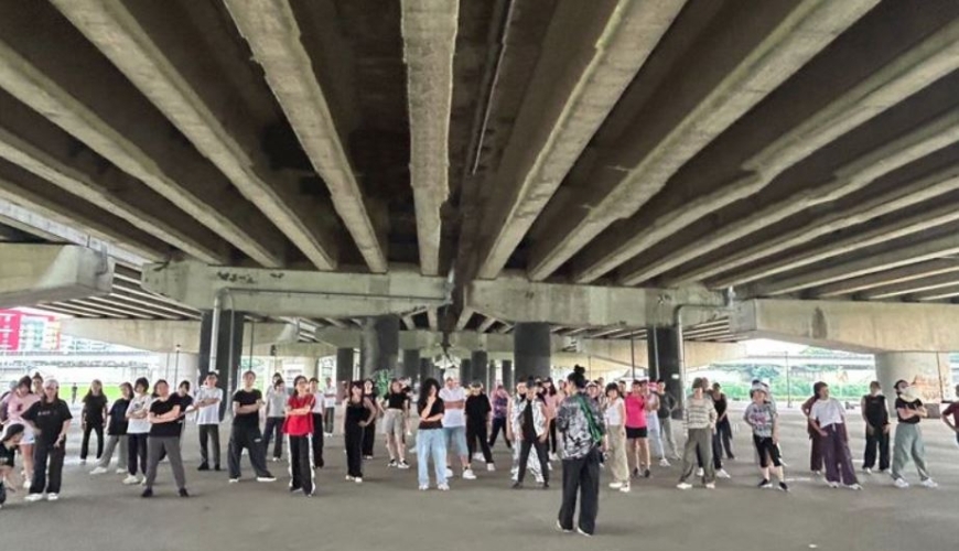 正式拍攝前全體學員在現場總彩排畫面。