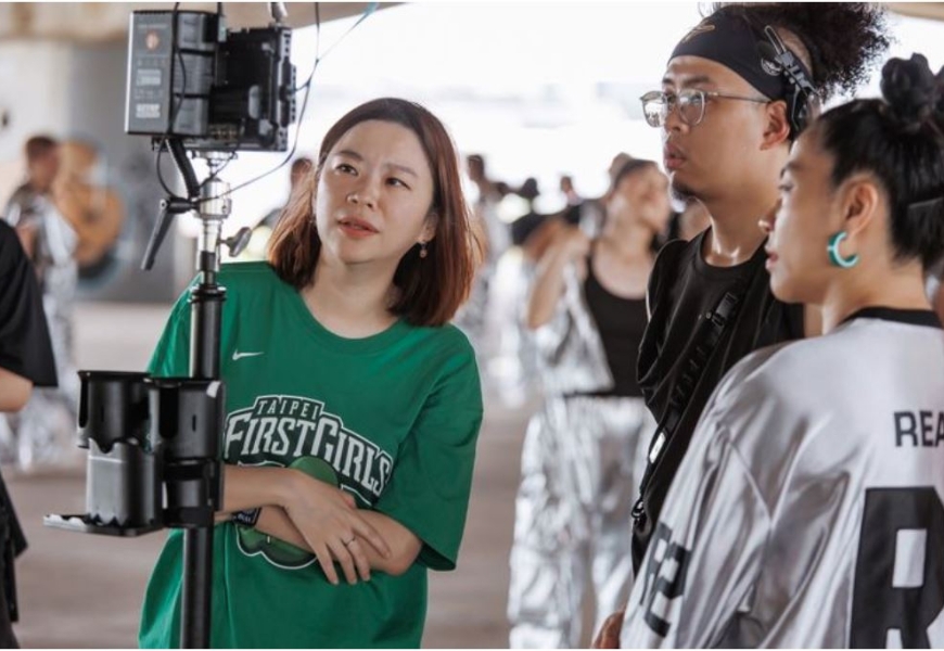 美珍（左起）、導演及小慧老師在拍攝現場一起看MV影片互相討論。