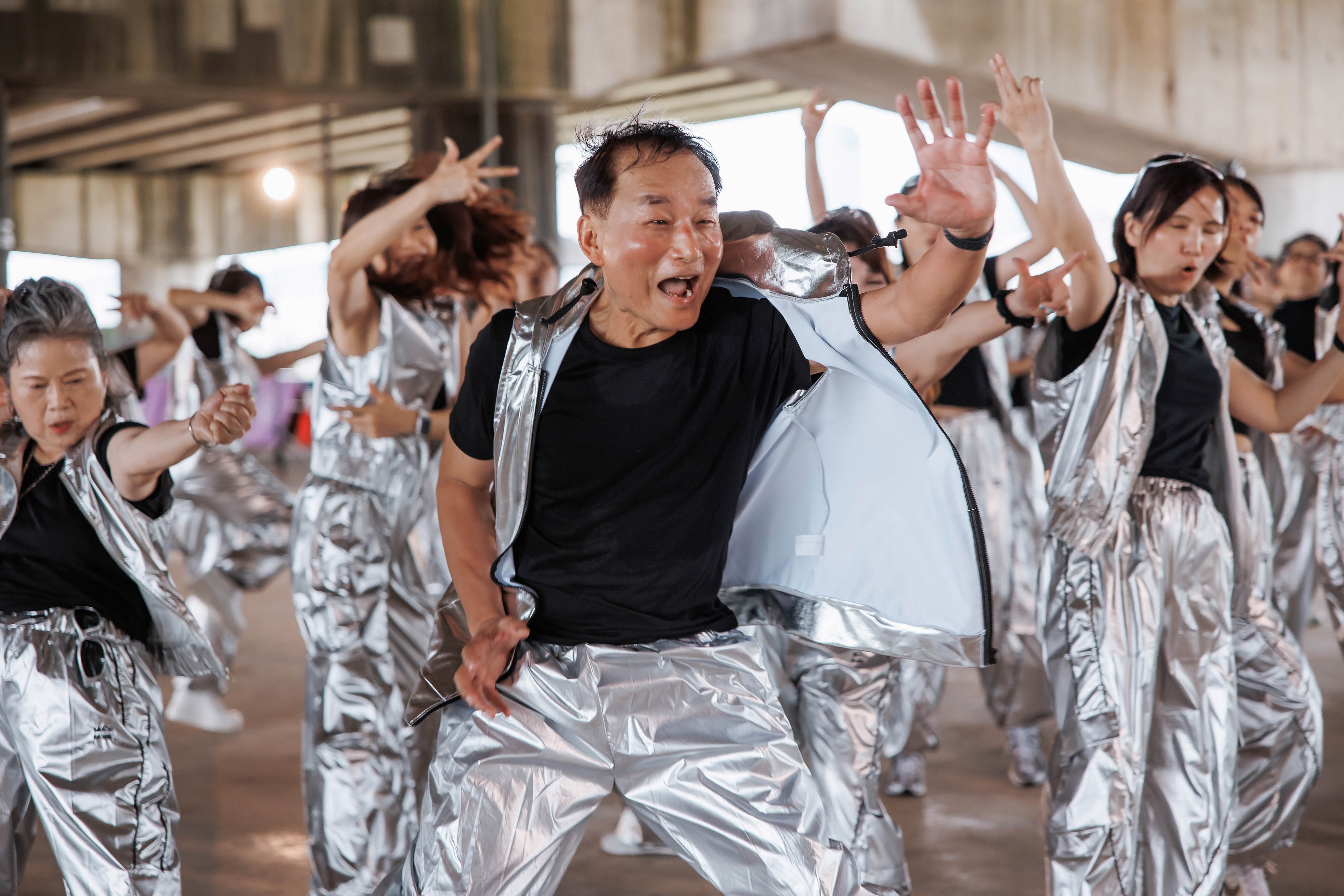 MV拍攝現場每一位熟齡素人舞者的熱情迸發！ 