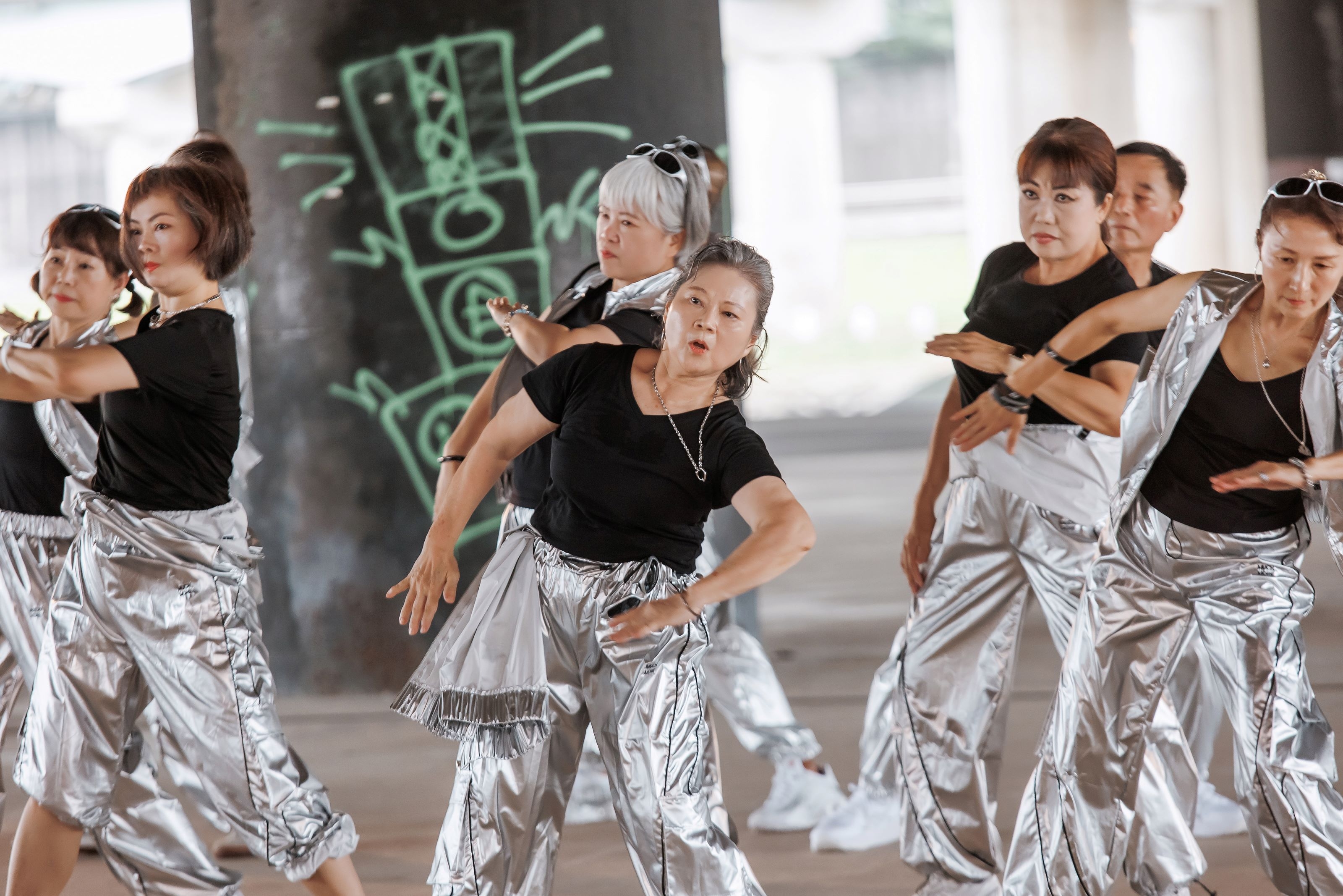 自第一屆熟齡街舞MV計畫即加入的劉洪麗香(中)，從街舞中重新得力。