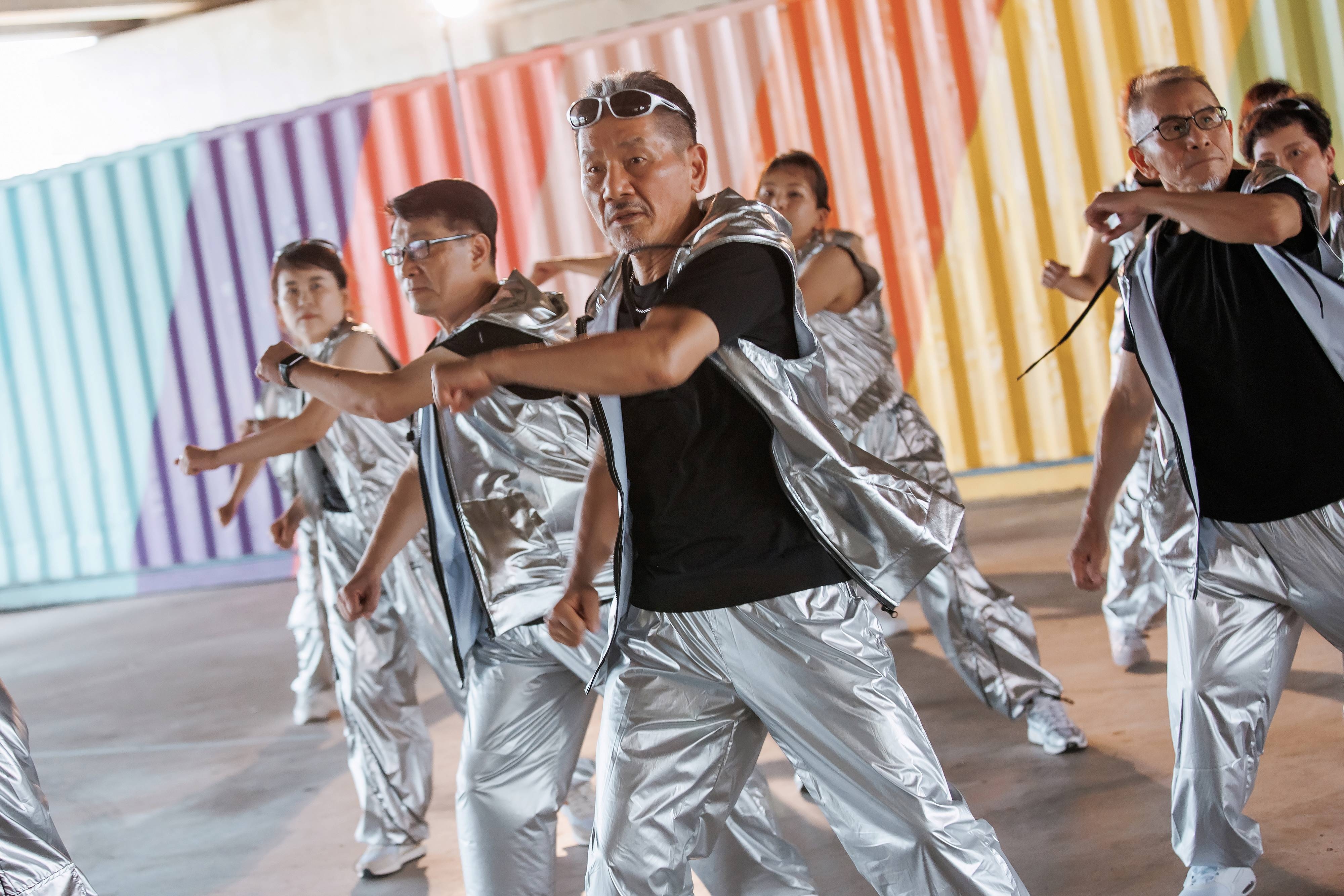 退休警官胡俊富(中)以街舞為人生繪本揮灑歡樂色彩。