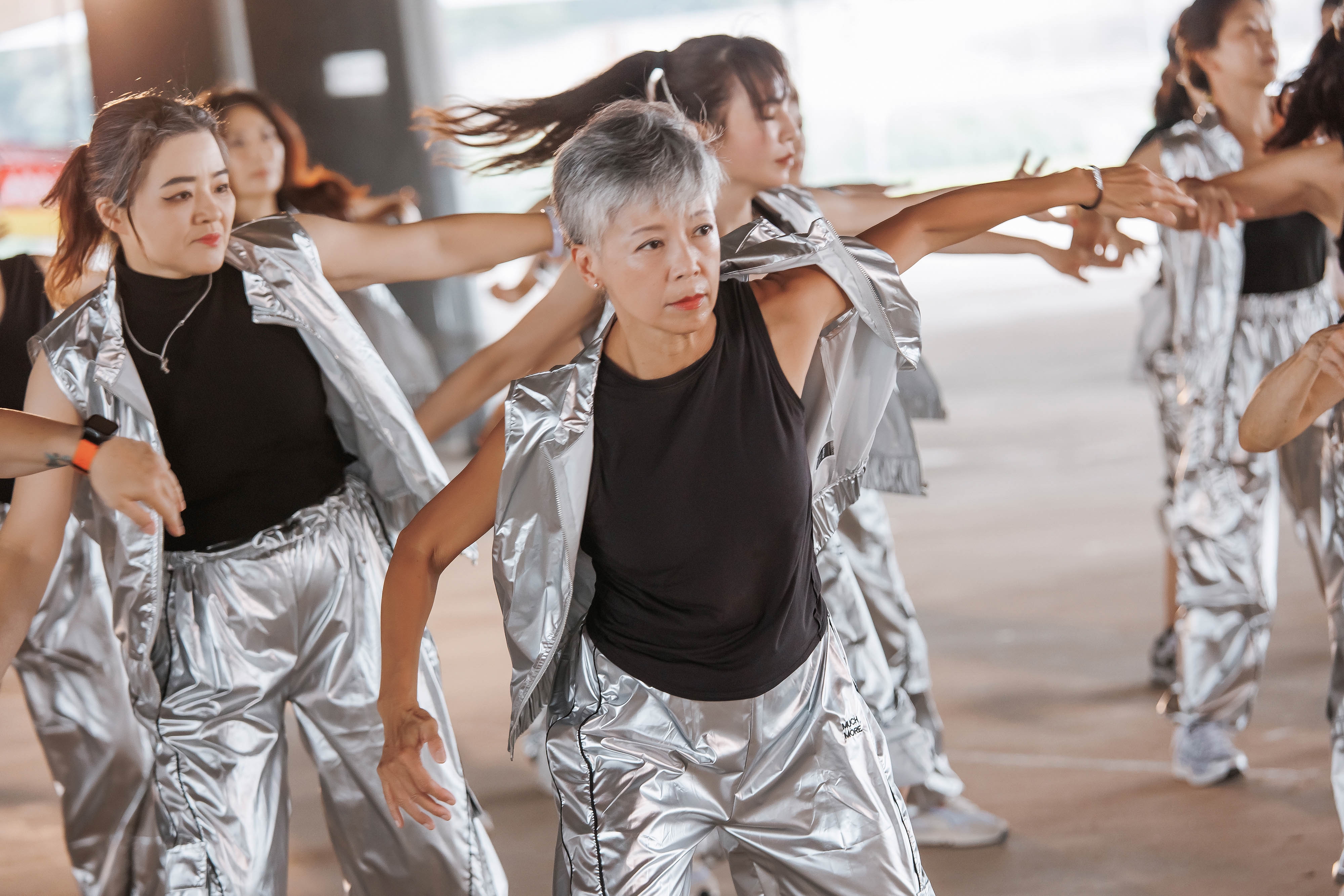 前金融業主管賴韻年(中)因為不想當老年社畜，提早退休享受興趣。