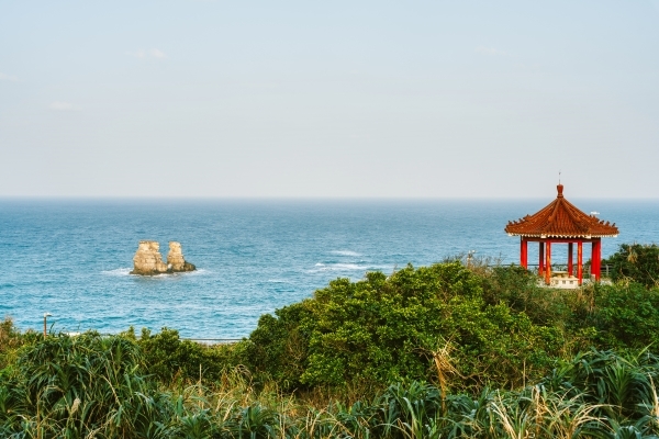 從獅頭山公園望向燭臺雙嶼，金山的山海美景，正吸引更多人重新想像生活的樣貌。 