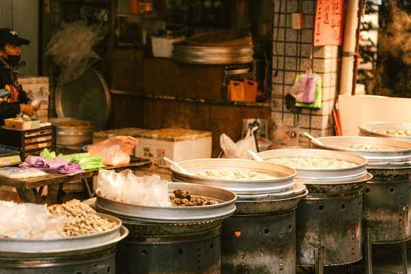 金山老街小吃攤林立，既滿足在地居民日常，也成為假日旅人慕名而來的美食地標。