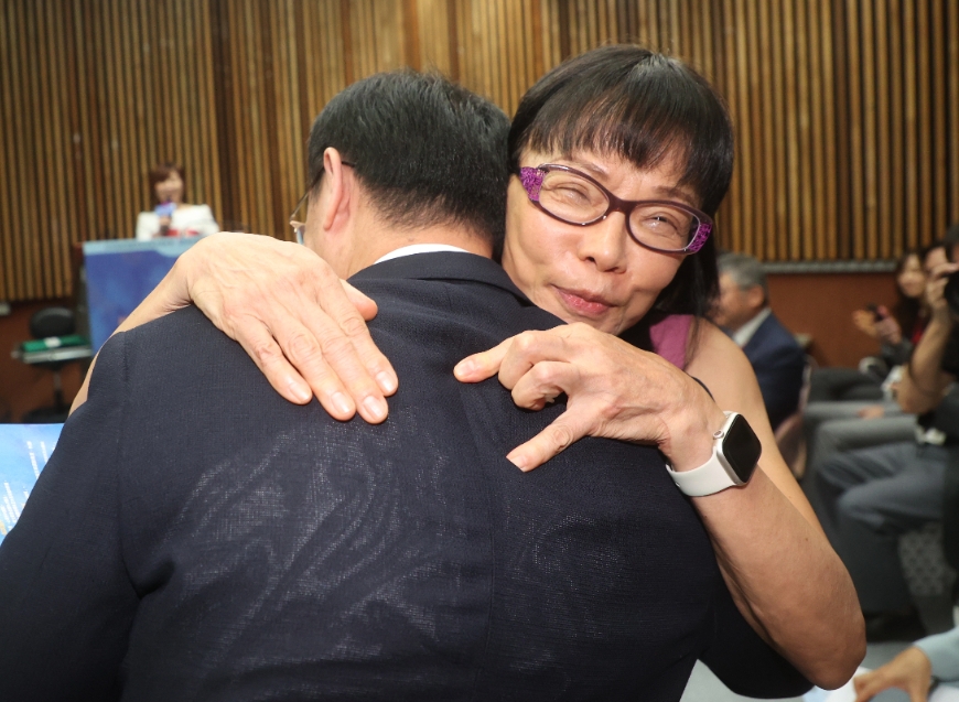 石崇良（圖中背對鏡頭者）分享與林芳郁昔日的點滴，並在記者會上向林靜芸說「您可以代替林教授給我一個擁抱嗎？」畫面溫暖動人。（林靜芸提供）