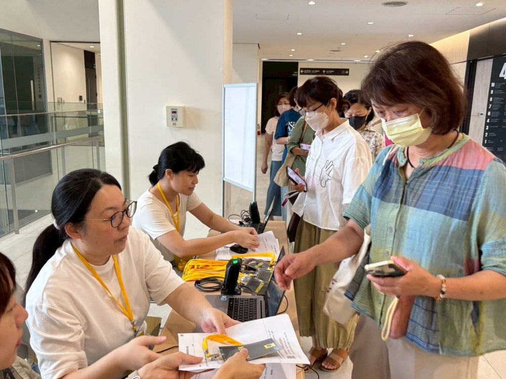 週末午後，喜愛學習的《50+》學員排隊等待進場上課。