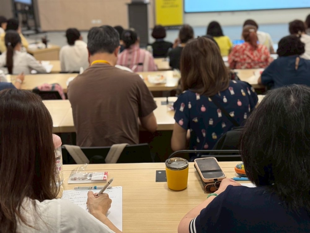 《50+》預立遺囑實作課內容紮實，學員忍不住邊聽邊做筆記。