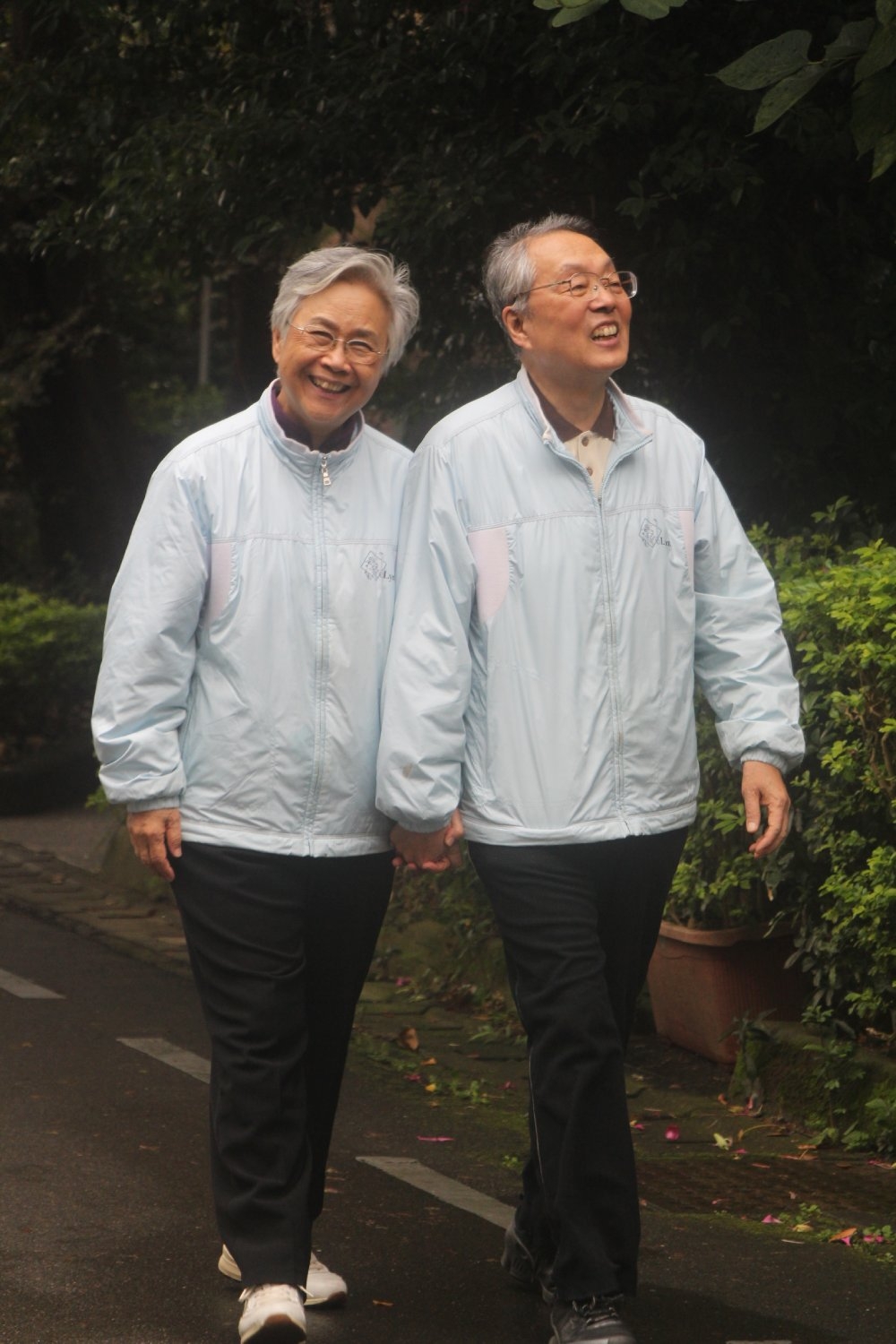 施振榮每天都會跟太太一起外出散步。（智榮基金會提供）