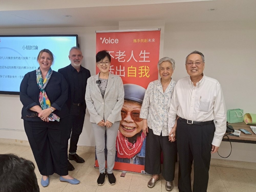 施振榮與太太參加TICA工作坊，討論高齡需求。（TICA提供）