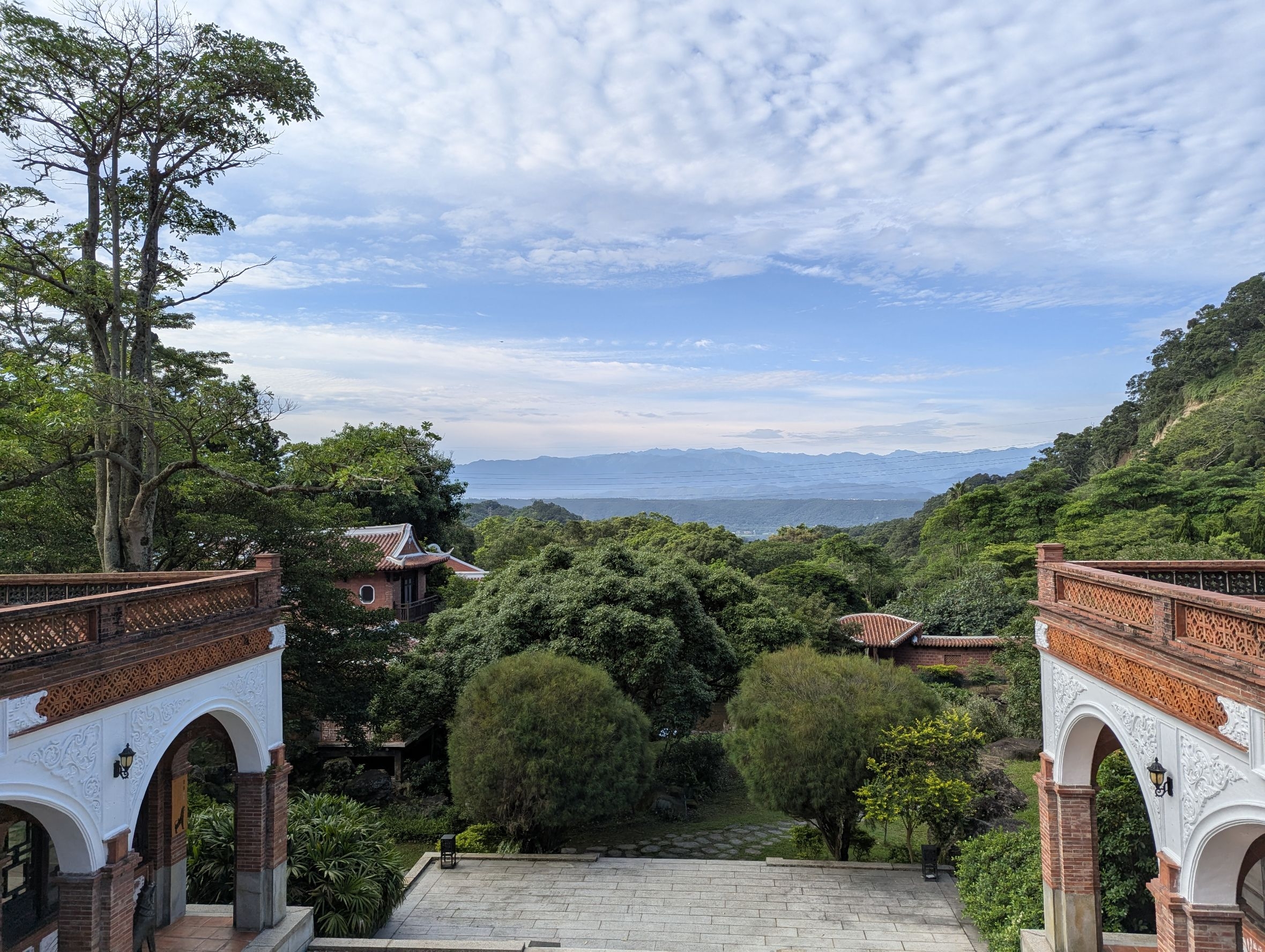 南樓前的廣場，是遠眺山景的最佳觀賞點。（蔣德誼攝）