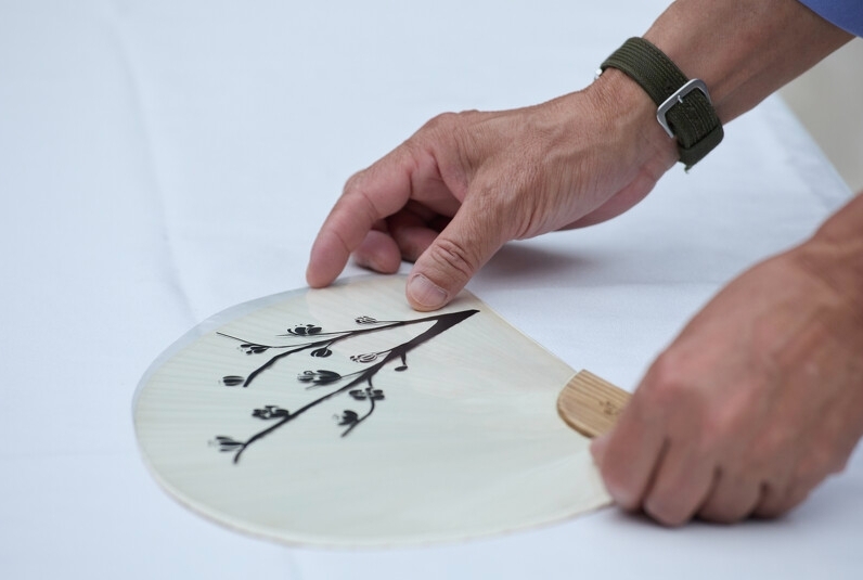 利用自然太陽光照射留下圖樣的曬扇體驗，既有趣又風雅。（The One提供） 