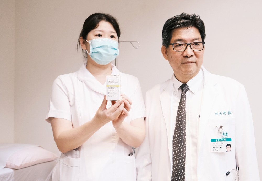亞東醫院神經醫學部失智中心主任甄瑞興（右）指出，病程在極輕度到輕度之間的患者，最適合使用新藥。（亞東醫院提供）