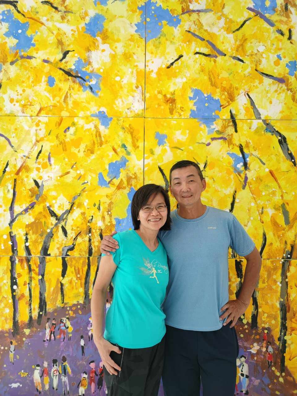 謝明芳（左）和先生經常結伴車宿旅遊。