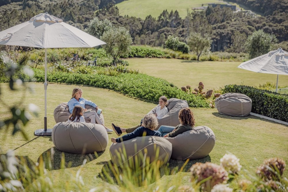 在專業服務的協助下，家人之間更能在旅行中敞開心情貼近彼此。（出自Bluestone Families官網）