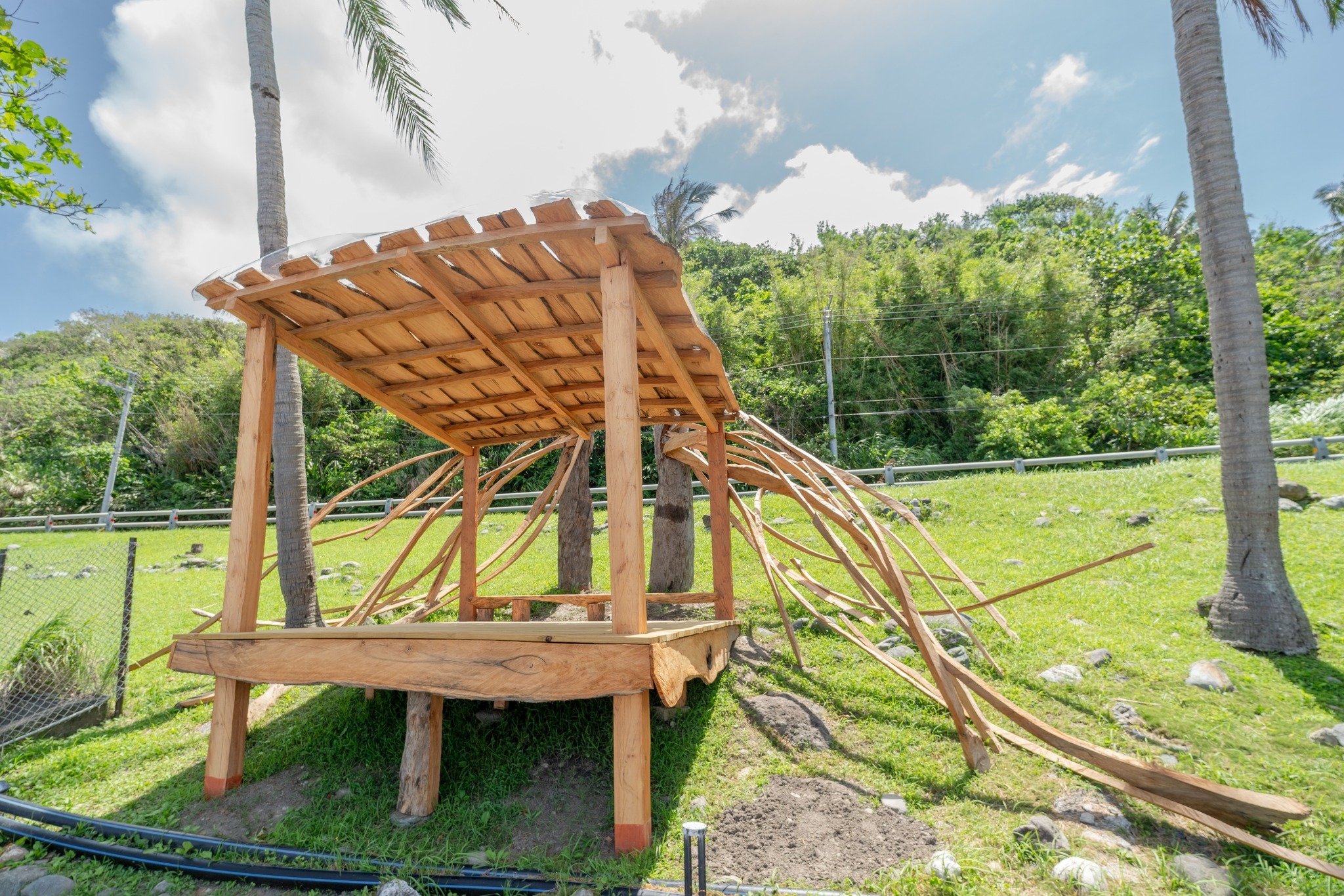 東海岸大地藝術節每年都帶來精采作品，圖為藝術家伊命．瑪法流創作的「溯源之旅」。（出自IG@landarteast） 