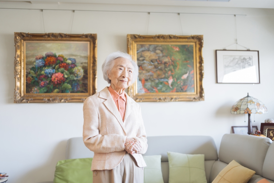 99歲的針灸專家包英敏，在今（2025）年取得康寧大學AI健康管理師證照。（圖片來源：影巷26號攝）