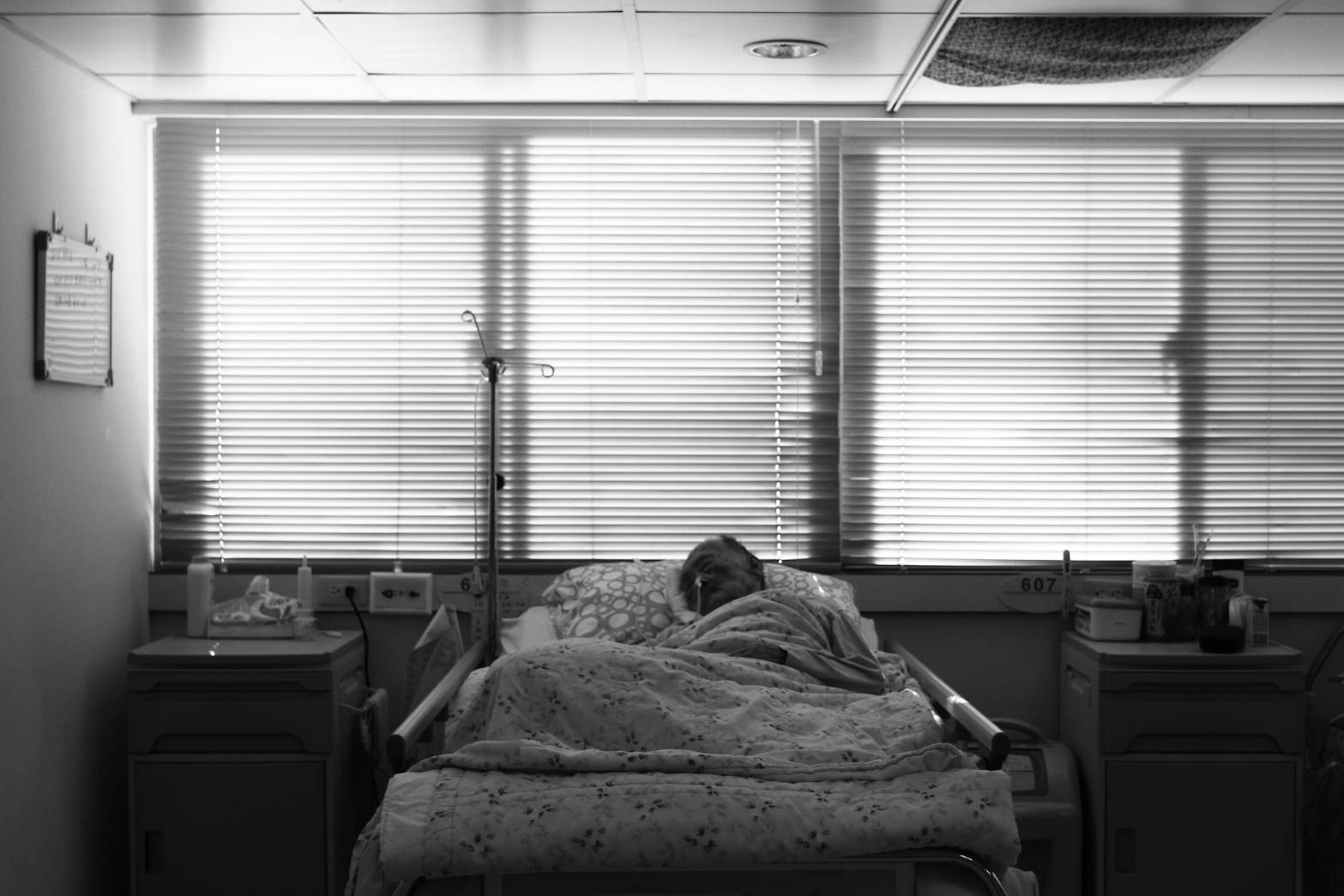 張國耀觀察，對一些長輩來說，「長命百歲」不見得是美好祝福，也可能是在病榻上無奈過完餘生。（圖片來源：《百歲》系列作品，張國耀提供）