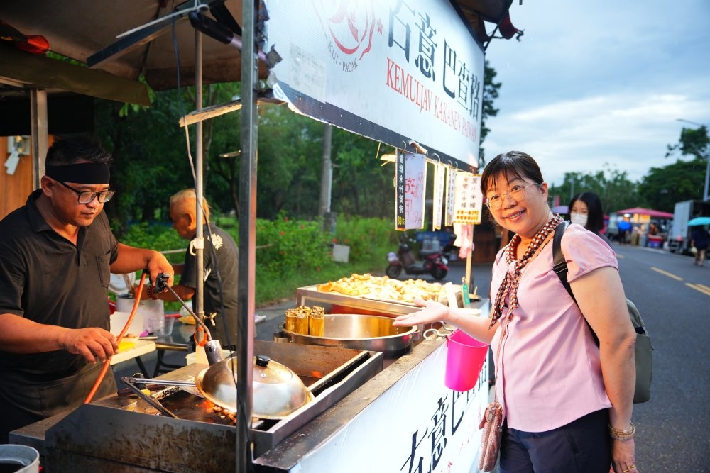 台南隆田夜市有許多特色美食，令張春美覺得充滿新鮮感。（林韋言攝）