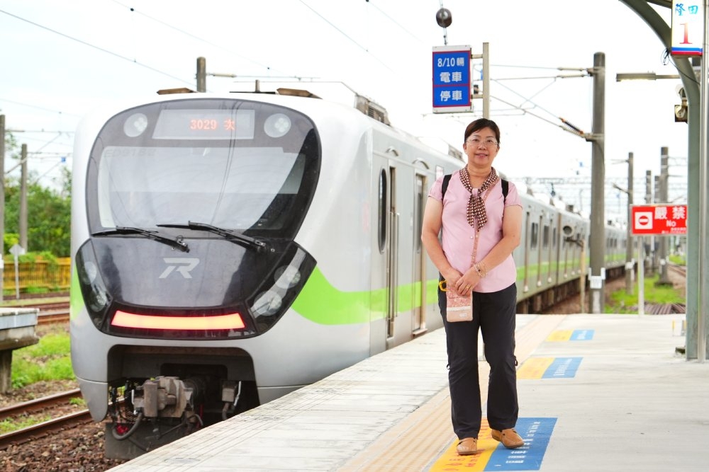 搭火車出門玩，成了張春美50歲後最喜愛的旅遊方式。（林韋言攝）