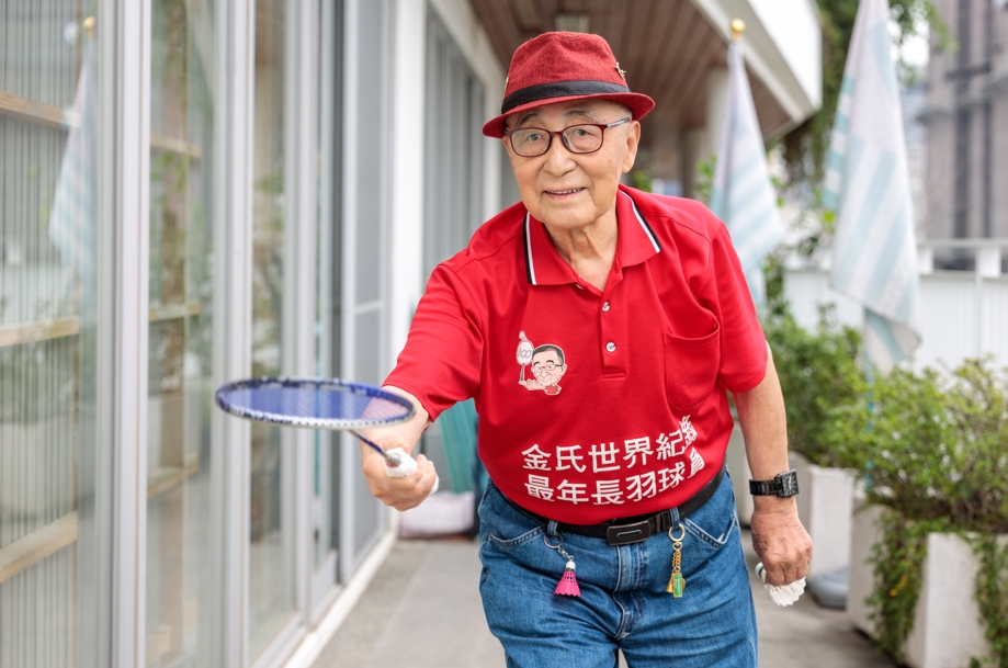 104歲羽球選手林友茂說起話來中氣十足，還每週打羽球，是許多人嚮往的健康長壽代表。（圖片來源：葉琳喬攝）