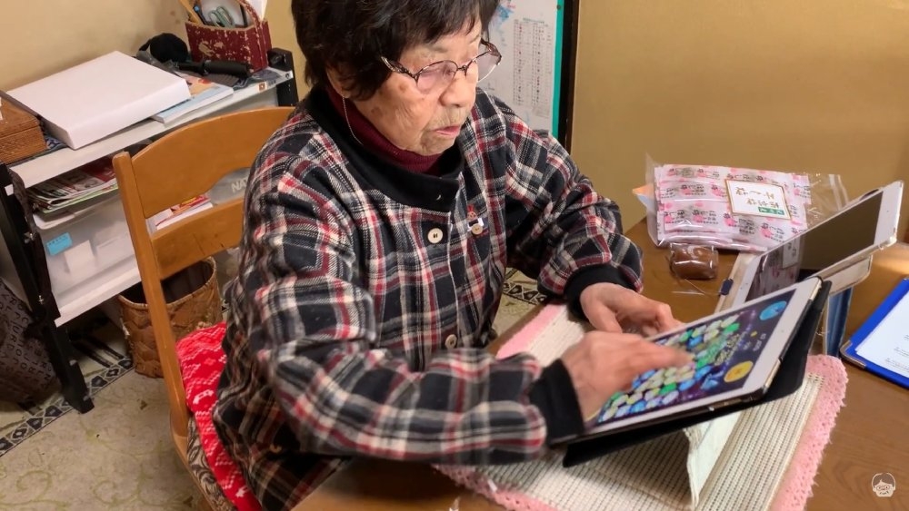 上村昌子喜歡玩手遊，還不斷自我挑戰得分紀錄。（圖片來源：「94歲奶奶的幸福生活」YouTube頻道截圖）