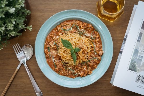 將新鮮番茄與絞肉慢炒成醬，配上職人造波拉麵，是充滿濃郁醬香的義式溫柔。