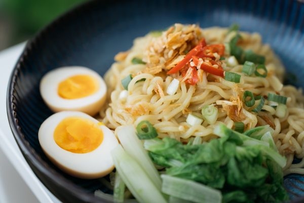 豬油炸蔥酥拌上南僑讚岐職人造波拉麵，就是熟悉的老台味。