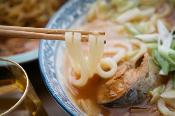 番茄鯖魚麵酸甜鹹香，配上南僑讚岐烏龍麵Q彈口感，是記憶中的經典美味。