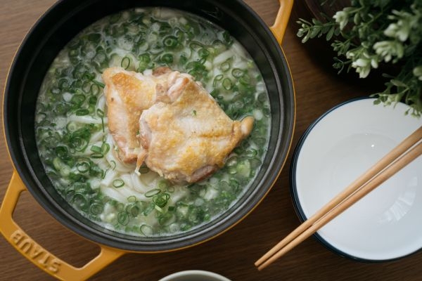 遊子們回家的暖胃經典，絕對是蔥雞湯烏龍麵。