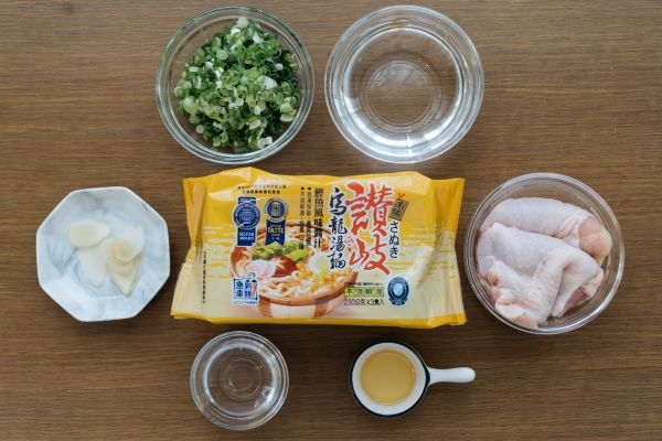 滿溢的青蔥和Q彈烏龍麵，是這道雞湯美食的靈魂。