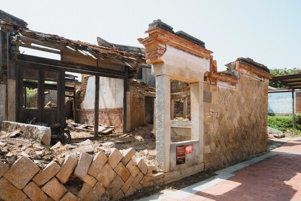 金門聚落的頹屋可以看到許多傳統建材的介面及工法。（陳彥霖攝）