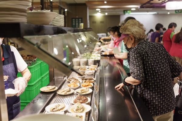 長庚養生村的餐廳，供應多樣營養師調配的餐食。（圖片來源：影巷26號攝）