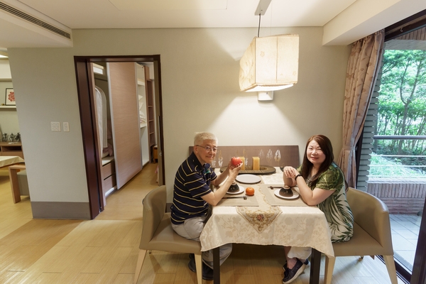 住進長庚養生村，是倪冬梅（右）送給丈夫鄭上門（左）的70歲禮物，兩人同住解決不少生活庶務。（圖片來源：影巷26號攝）