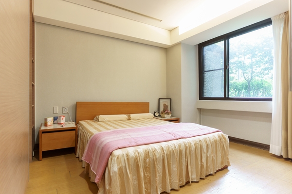 22坪房型放下一張雙人床仍顯寬敞。（圖片來源：影巷26號攝）