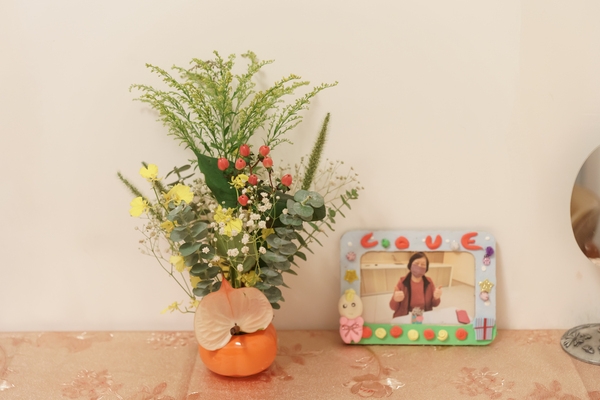 上才藝課的作品，成為住戶吳媽媽裝飾房間的美麗擺飾。（圖片來源：影巷26號攝）